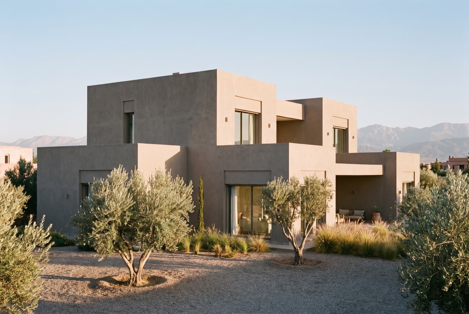 Façade gris taupe aux lignes nettes, élégance contemporaine