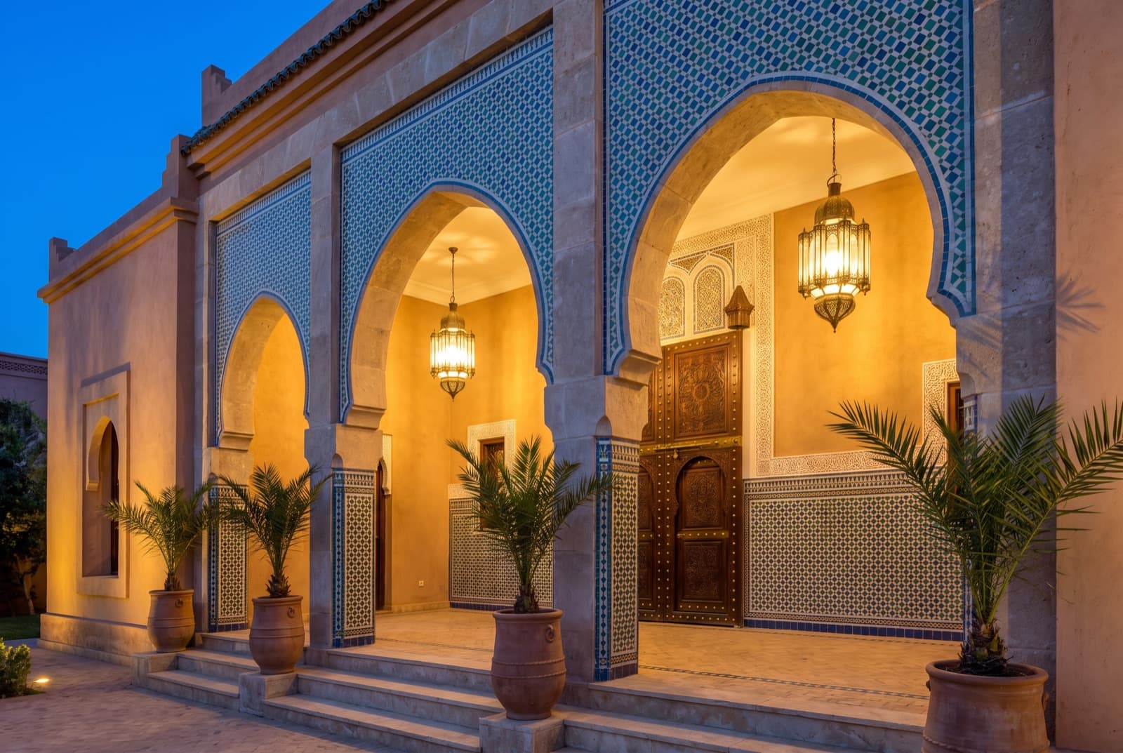 Néo-riad vu du jardin : arcs outrepassés, moucharabiehs et bassin (vue 2)
