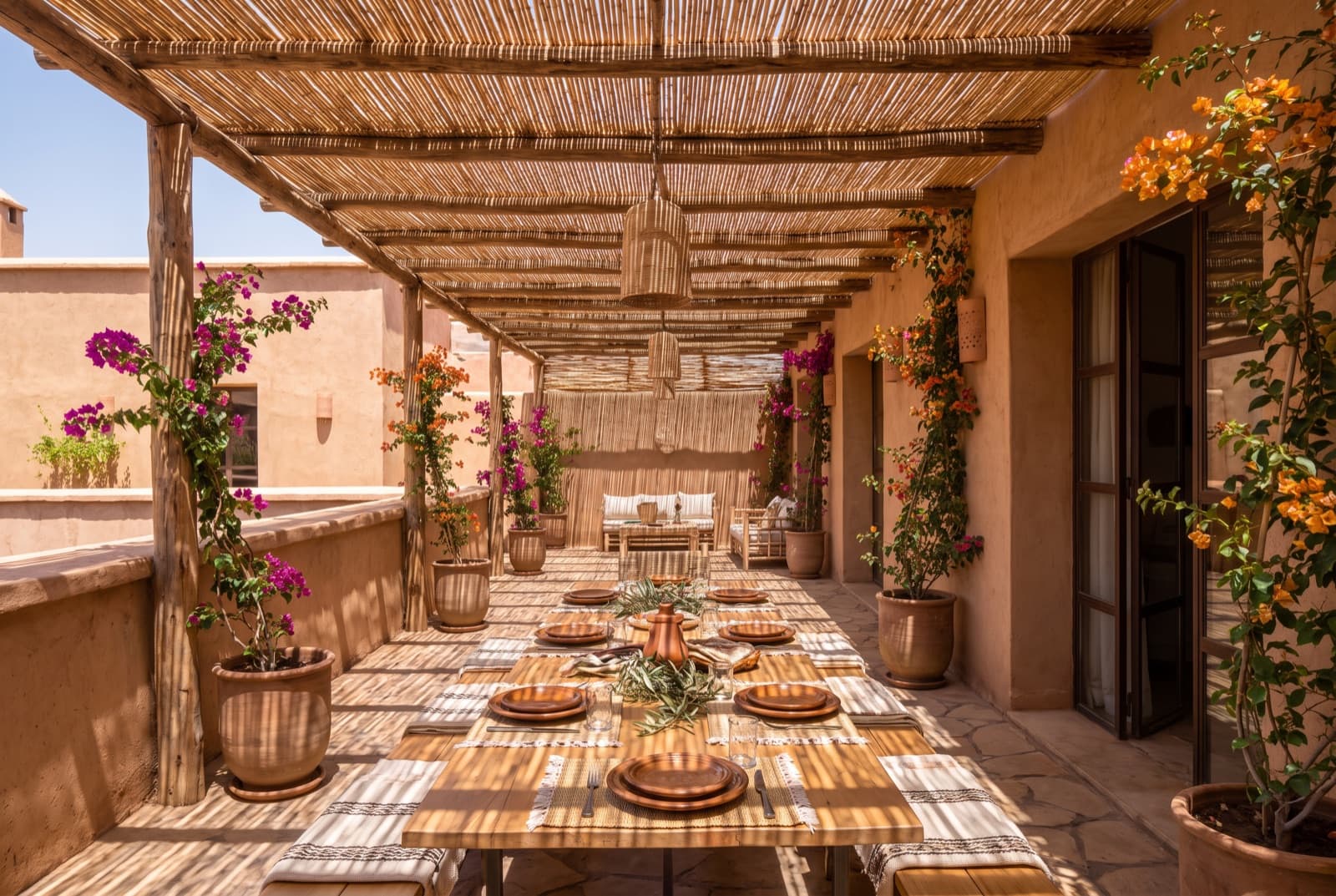 Pergola en bois, lumière rayée sur le salon d'extérieur